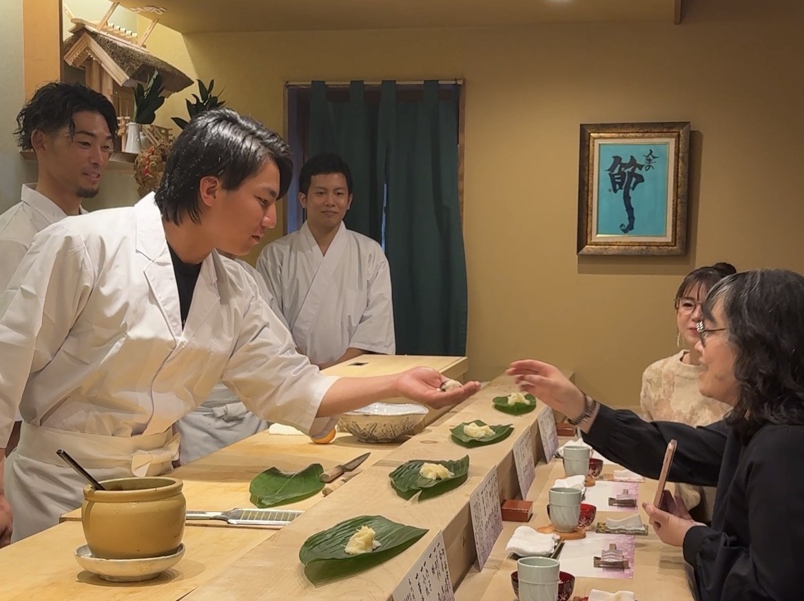 握り方を体験する選手の方々