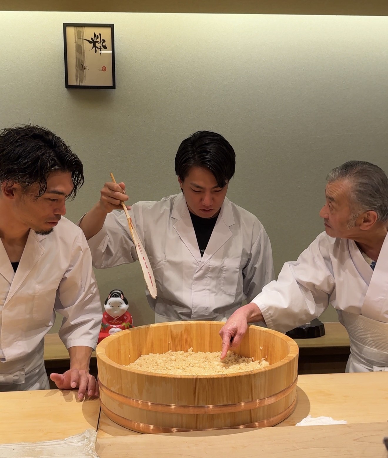 お鮨を楽しむ皆様の様子