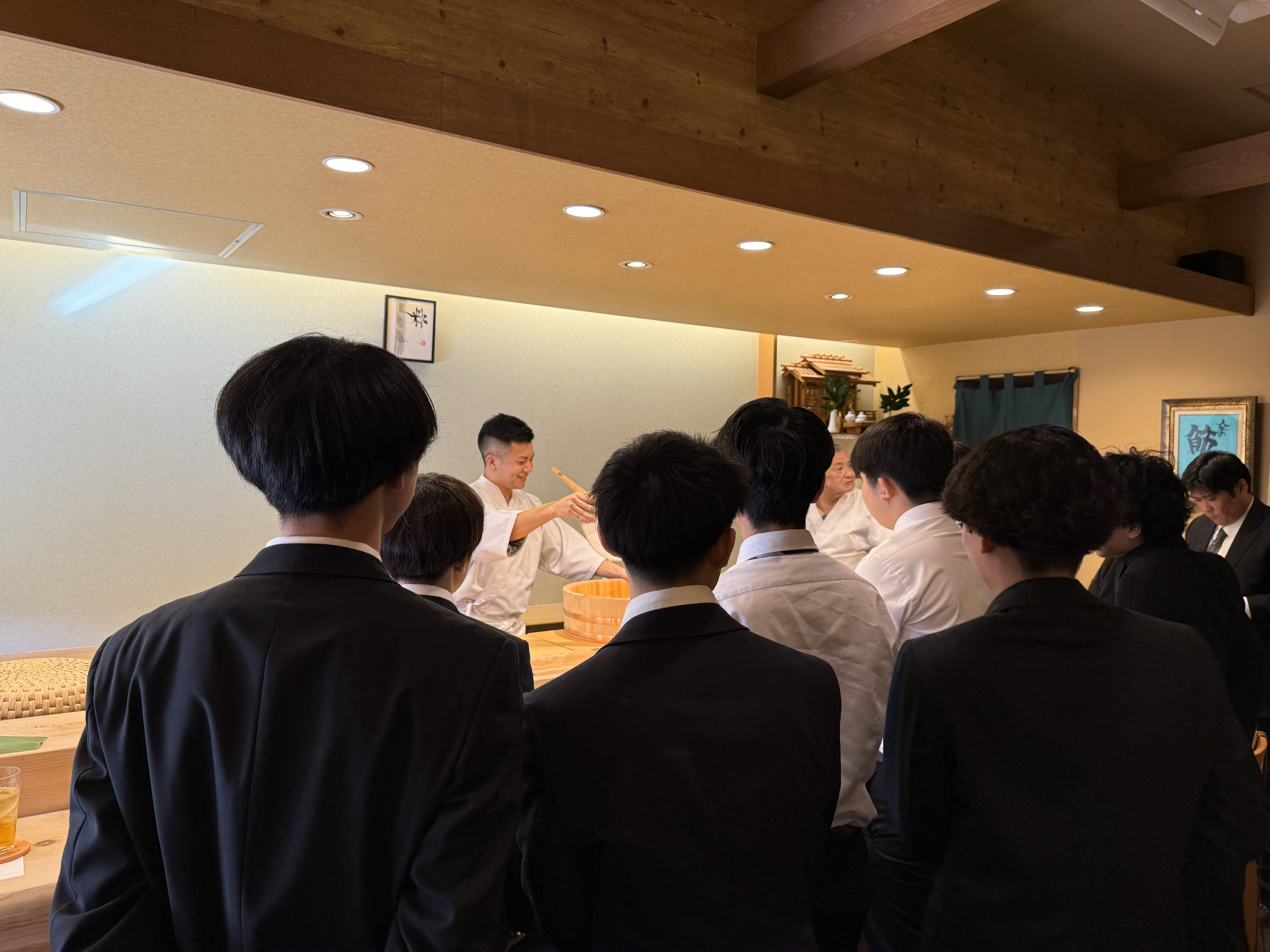 コース料理を囲んで笑顔を見せる琉球調理製菓専門学校の生徒のみなさま